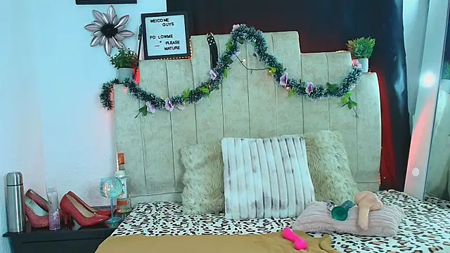 Snapshot of Laura_hotmilf chatting on December 22, 2025, 12:05 pm Laura hotmilf online show from December 22, 2025, 12:05 pm