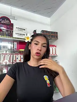 lunaluxury22 online show from May 27, 2026, 1:07 pm