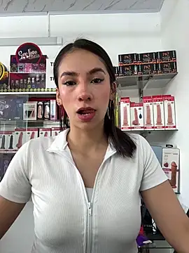lunaluxury22 online show from May 13, 2026, 1:51 pm