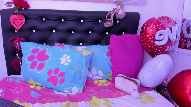 RossieCooper online show from February 19, 2026, 7:22 pm