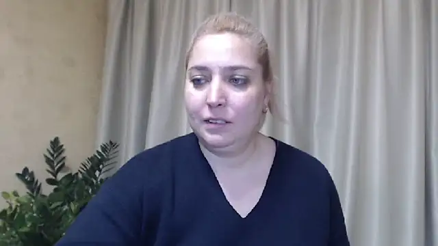 Snapshot of sweetpussy13 chatting on February 6, 2025, 10:14 am sweetpussy13 online show from February 6, 2025, 10:14 am