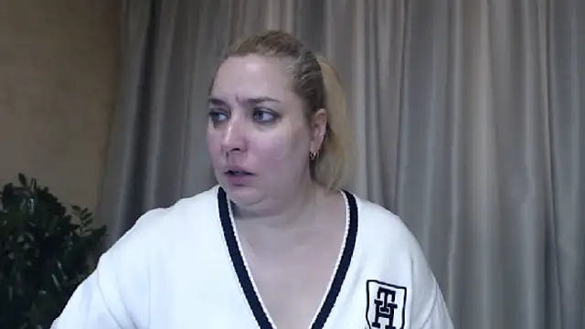 Snapshot of sweetpussy13 chatting on February 20, 2026, 7:43 am sweetpussy13 online show from February 20, 2026, 7:43 am