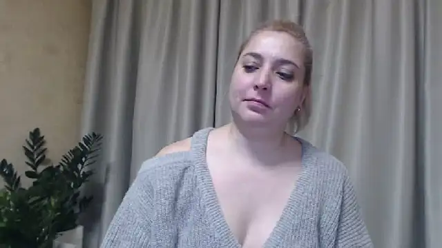 Snapshot of sweetpussy13 chatting on February 5, 2025, 10:08 am sweetpussy13 online show from February 5, 2025, 10:08 am