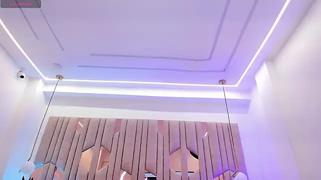 im ariana  online show from April 29, 2026, 8:04 pm