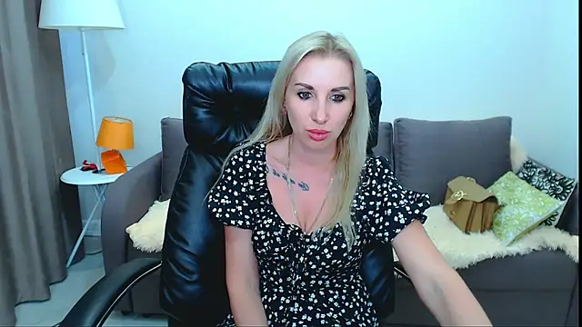 Snapshot of Hanna--Sweet chatting on May 22, 2026, 12:03 pm Hanna--Sweet online show from May 22, 2026, 12:03 pm