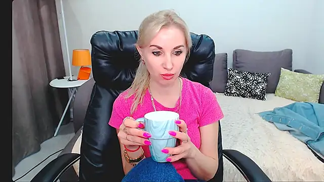 Snapshot of Hanna--Sweet chatting on April 19, 2026, 10:38 am Hanna--Sweet online show from April 19, 2026, 10:38 am