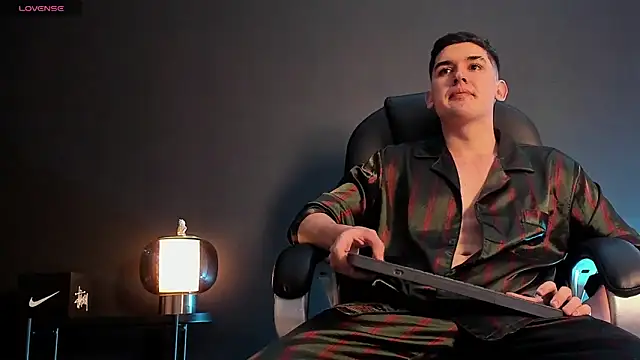 Snapshot of Valentino_ceratti chatting on December 17, 2025, 3:33 am Valentino ceratti online show from December 17, 2025, 3:33 am