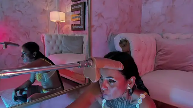 Snapshot of cheekybitch_ chatting on December 22, 2025, 1:11 pm cheekybitch online show from December 22, 2025, 1:11 pm