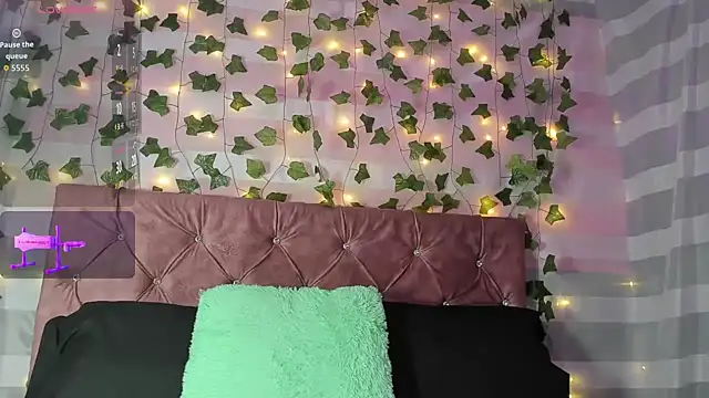Ayla-marttinez online show from May 22, 2026, 12:41 am