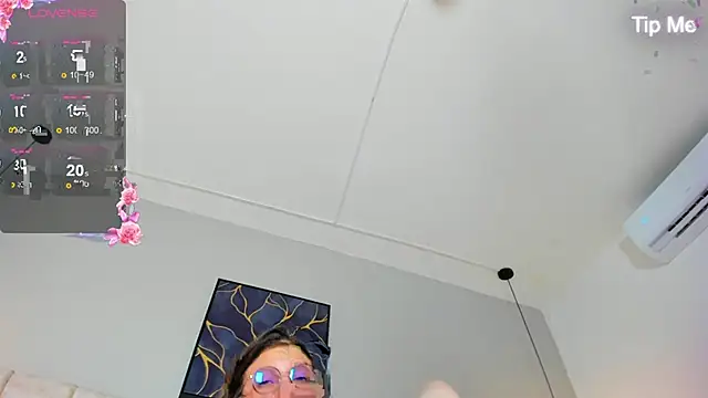 Lilie petite online show from December 22, 2025, 11:16 pm