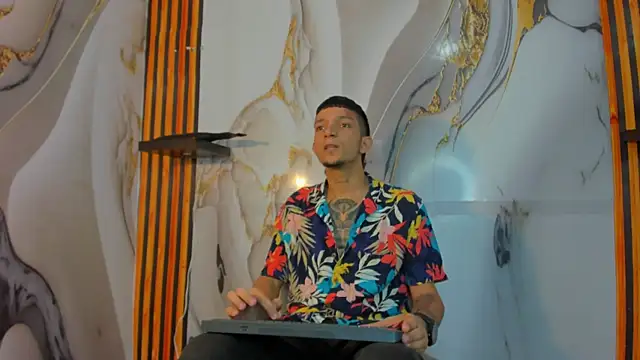 Snapshot of Straight_Guy22 chatting on December 20, 2025, 4:15 am Straight Guy22 online show from December 20, 2025, 4:15 am