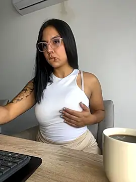 Snapshot of JulietteSins chatting on January 10, 2026, 1:06 pm JulietteSins online show from January 10, 2026, 1:06 pm