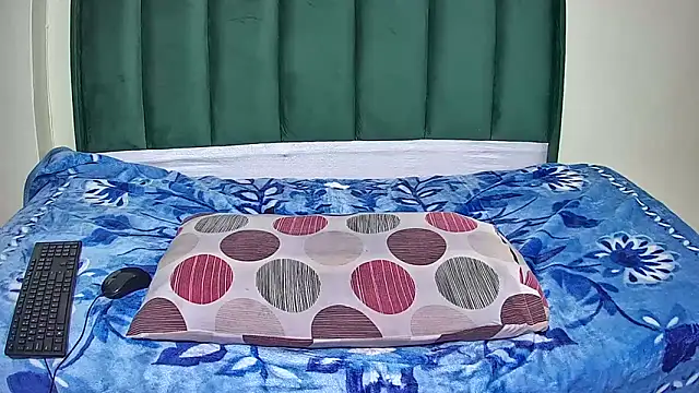 Snapshot of GoldenPearl_21 chatting on January 5, 2026, 8:12 pm GoldenPearl 21 online show from January 5, 2026, 8:12 pm