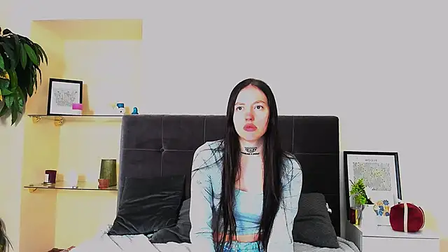 AdrianaCult online show from April 9, 2026, 5:31 am