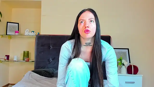 AdrianaCult online show from March 25, 2026, 6:24 am