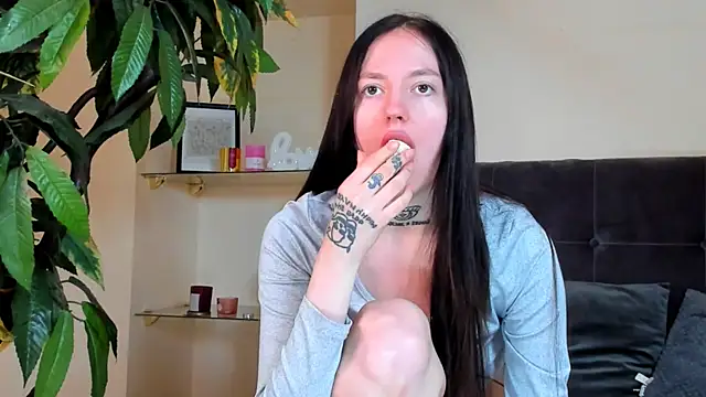 AdrianaCult online show from April 10, 2026, 5:14 am