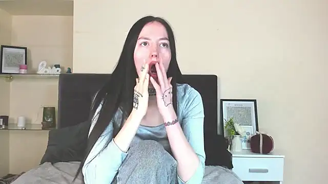 AdrianaCult online show from April 8, 2026, 5:42 am