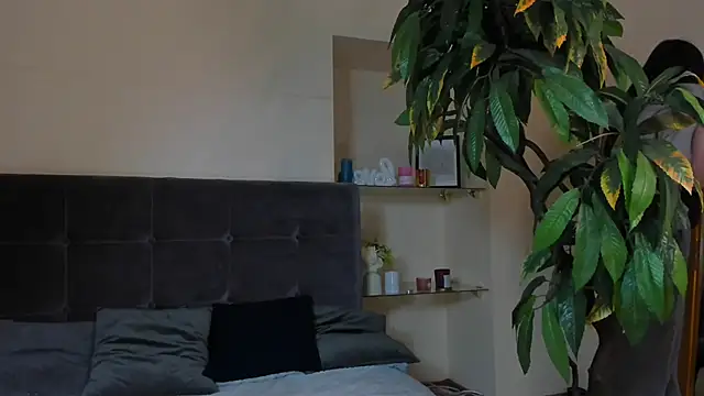 AdrianaCult online show from April 11, 2026, 5:48 am