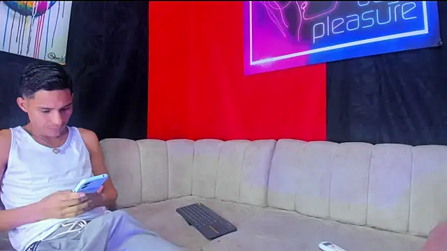 Snapshot of Damian_and_theo chatting on January 8, 2026, 11:38 am Damian and theo online show from January 8, 2026, 11:38 am