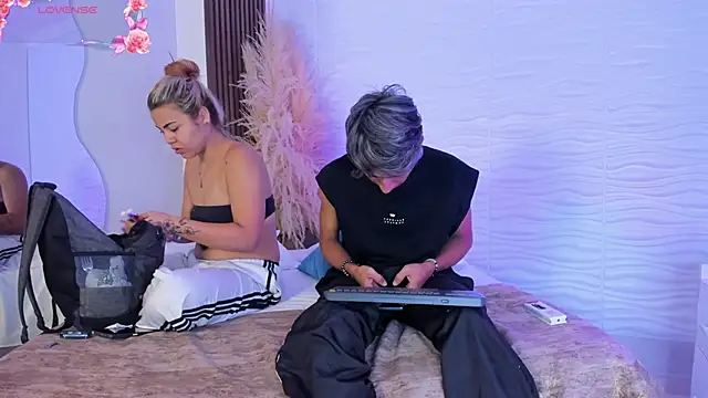 kimberlyAndOstin online show from December 22, 2025, 1:11 pm