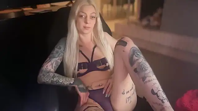 Snapshot of Melina_Diamond chatting on January 16, 2026, 10:25 pm Melina Diamond online show from January 16, 2026, 10:25 pm