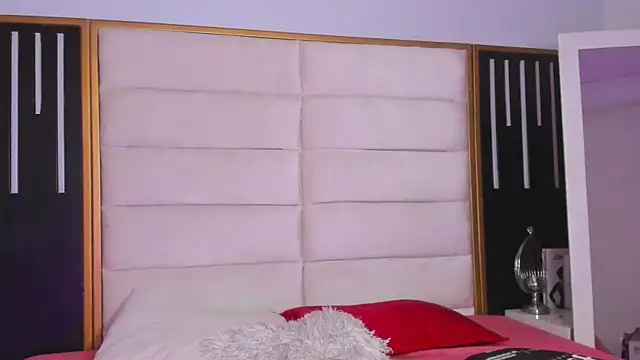 JuliMonroe19 online show from March 11, 2026, 2:00 pm