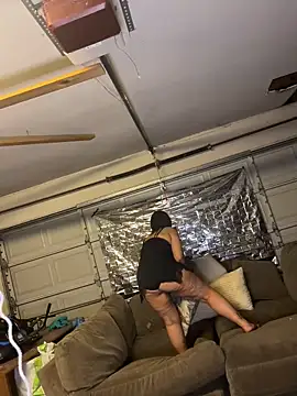 Rayvenveil online show from April 17, 2026, 7:00 am