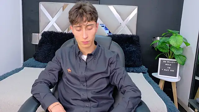 Snapshot of Ithan_Skin chatting on December 18, 2025, 11:36 am Ithan Skin online show from December 18, 2025, 11:36 am