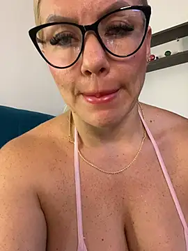 Snapshot of Natalia_Fit chatting on July 26, 2026, 4:52 am Natalia Fit online show from July 26, 2026, 4:52 am