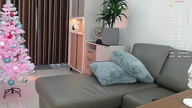 Snapshot of HloeChic chatting on December 20, 2025, 8:17 am HloeChic online show from December 20, 2025, 8:17 am