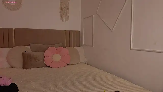 Snapshot of Sn0w__queen chatting on February 25, 2026, 8:03 am Sn0w queen online show from February 25, 2026, 8:03 am