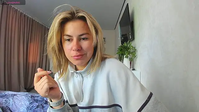 Roxi Joy online show from May 28, 2026, 6:54 am
