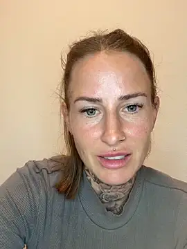 Snapshot of Klarry69 chatting on April 10, 2026, 8:05 pm Klarry69 online show from April 10, 2026, 8:05 pm