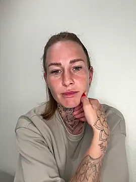 Snapshot of Klarry69 chatting on April 11, 2026, 7:39 pm Klarry69 online show from April 11, 2026, 7:39 pm