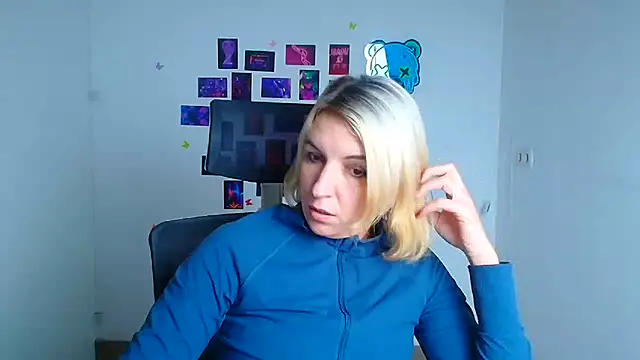 Snapshot of Lana_Foxyy chatting on December 19, 2025, 4:42 pm Lana Foxyy online show from December 19, 2025, 4:42 pm