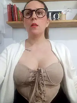 SofiEsteves online show from May 11, 2026, 6:05 pm