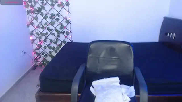 Snapshot of latin_mommy_ chatting on December 22, 2025, 1:22 pm latin mommy online show from December 22, 2025, 1:22 pm