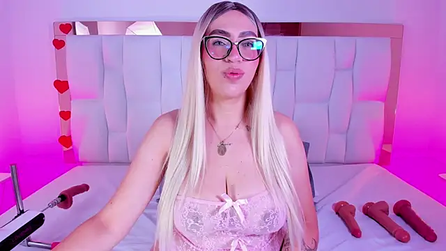 Snapshot of CamilleJuicy_ chatting on April 20, 2026, 1:03 pm CamilleJuicy online show from April 20, 2026, 1:03 pm