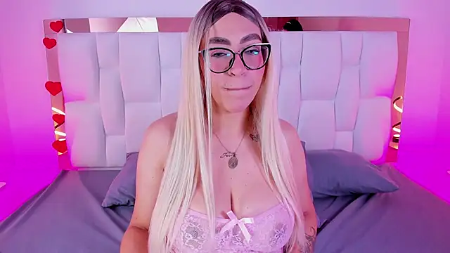 Snapshot of CamilleJuicy_ chatting on May 12, 2026, 12:55 pm CamilleJuicy online show from May 12, 2026, 12:55 pm