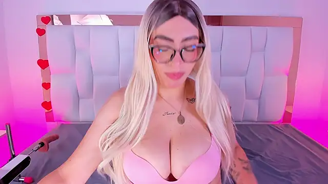 Snapshot of CamilleJuicy_ chatting on April 25, 2026, 1:03 pm CamilleJuicy online show from April 25, 2026, 1:03 pm