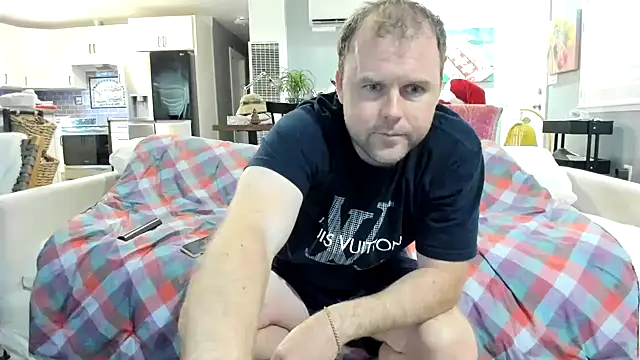 Snapshot of Studmuffin4you chatting on February 14, 2026, 12:22 am Studmuffin4you online show from February 14, 2026, 12:22 am
