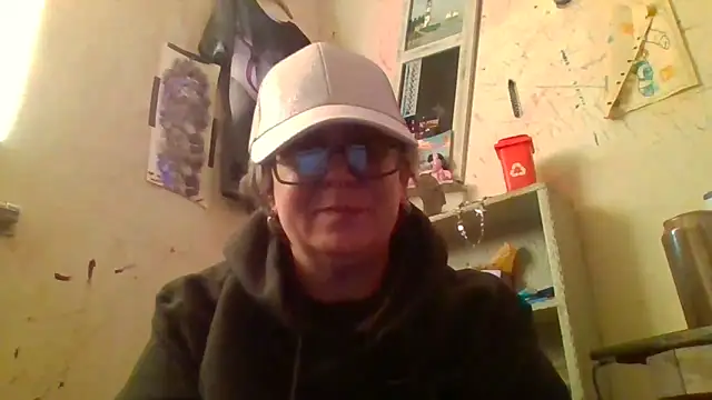 Snapshot of becky1111 chatting on April 20, 2026, 2:07 pm becky1111 online show from April 20, 2026, 2:07 pm