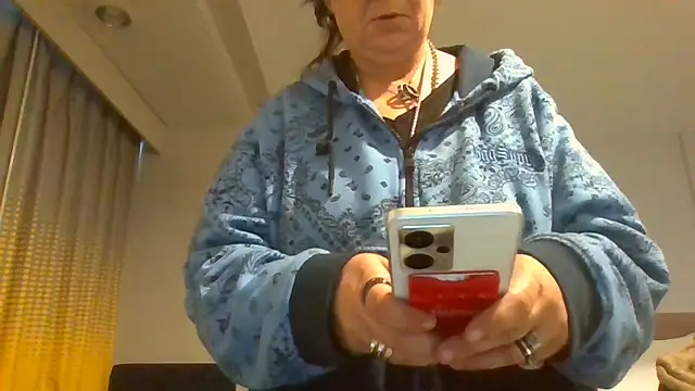 Snapshot of becky1111 chatting on April 17, 2026, 1:36 pm becky1111 online show from April 17, 2026, 1:36 pm