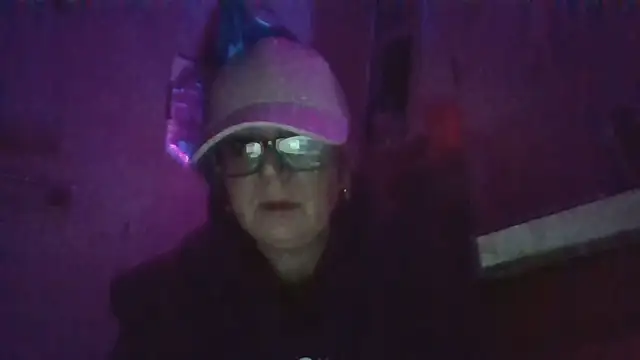 Snapshot of becky1111 chatting on April 19, 2026, 10:38 am becky1111 online show from April 19, 2026, 10:38 am