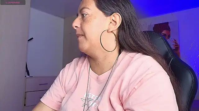 Snapshot of evelyn_harpeery chatting on April 21, 2026, 10:33 am evelyn harpeery online show from April 21, 2026, 10:33 am