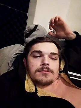 Lblee04 online show from December 17, 2025, 7:52 pm