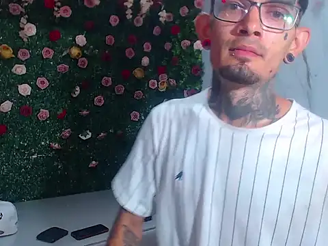 Boy tatto77 online show from May 12, 2026, 3:40 pm
