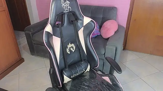 pinkygirl20 online show from January 13, 2026, 5:55 am