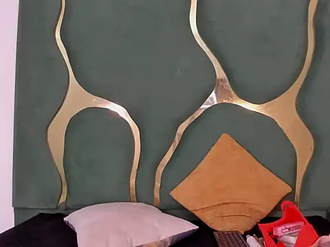 Hilaryasm online show from December 21, 2025, 3:47 pm