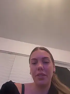 S-D-couple online show from December 18, 2025, 10:24 pm